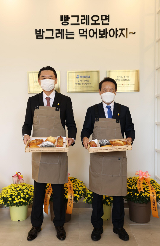 하이트진로 김인규 대표를 포함한 관계자들과 자활근로 청년들이 함께 기념촬영을 하고 있다. <하이트진로 제공>